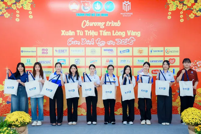 Tuổi trẻ TP Hồ Ch&iacute; Minh tổ chức nhiều hoạt động chăm lo Tết cho cộng đồng - Ảnh 10.