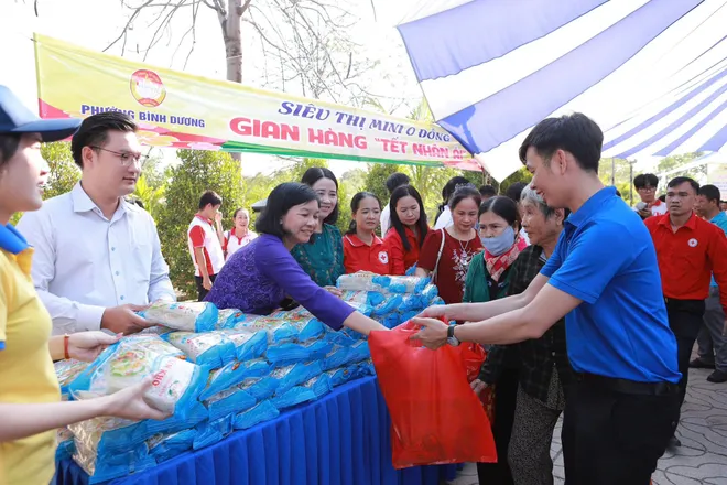 Tuổi trẻ TP Hồ Ch&iacute; Minh tổ chức nhiều hoạt động chăm lo Tết cho cộng đồng - Ảnh 3.