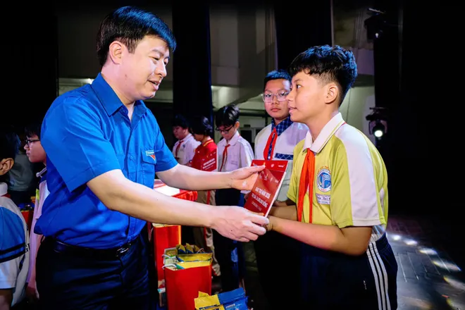 Tuổi trẻ TP Hồ Ch&iacute; Minh tổ chức nhiều hoạt động chăm lo Tết cho cộng đồng - Ảnh 9.