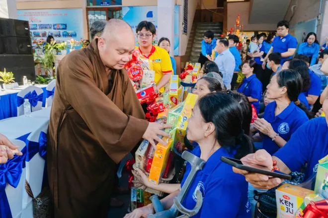 Tuổi trẻ TP Hồ Ch&iacute; Minh tổ chức nhiều hoạt động chăm lo Tết cho cộng đồng - Ảnh 17.