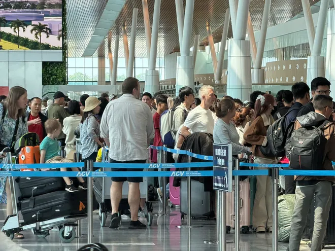 S&acirc;n bay T&acirc;n Sơn Nhất v&agrave; Nội B&agrave;i bước v&agrave;o cao điểm Tết - Ảnh 2.