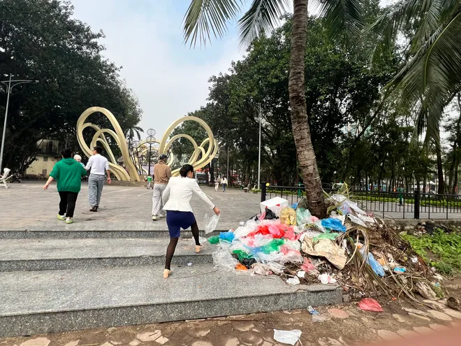 Tro h&oacute;a v&agrave;ng thả xuống hồ ng&agrave;y &ocirc;ng C&ocirc;ng &ocirc;ng T&aacute;o - Ảnh 5.