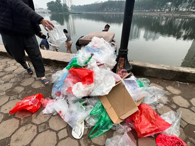 Tro h&oacute;a v&agrave;ng thả xuống hồ ng&agrave;y &ocirc;ng C&ocirc;ng &ocirc;ng T&aacute;o - Ảnh 4.