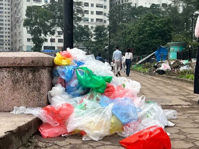 Tro h&oacute;a v&agrave;ng thả xuống hồ ng&agrave;y &ocirc;ng C&ocirc;ng &ocirc;ng T&aacute;o - Ảnh 6.