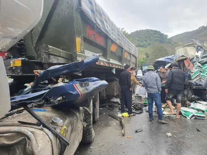 Nguy cơ mất an toàn giao thông trên Quốc lộ 6 dịp Tết Nguyên đán - Ảnh 2.