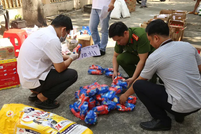 Triệt xo&aacute; đường d&acirc;y l&agrave;m giả bột ngọt, nước mắm tại TP Hồ Ch&iacute; Minh - Ảnh 1.