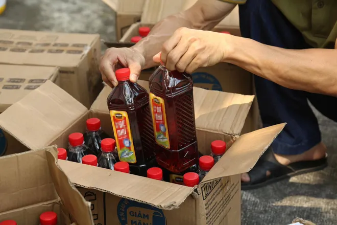 Triệt xo&aacute; đường d&acirc;y l&agrave;m giả bột ngọt, nước mắm tại TP Hồ Ch&iacute; Minh - Ảnh 3.