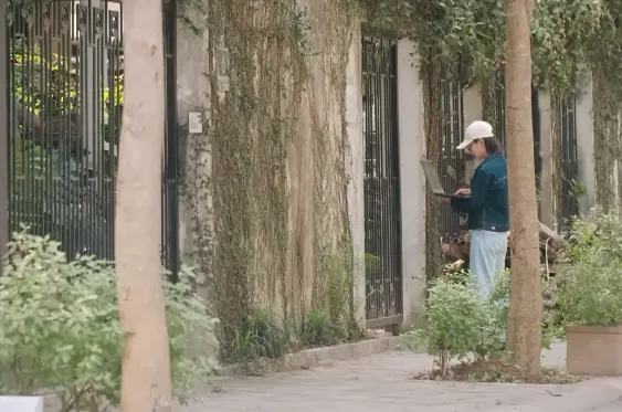 Đồng hồ đếm ngược - Tập 5: H&agrave;nh tung c&ocirc; h&agrave;ng x&oacute;m của Th&agrave;nh "ngẫn" ng&agrave;y c&agrave;ng b&iacute; ẩn - Ảnh 2.