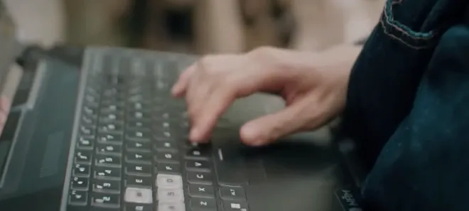 Đồng hồ đếm ngược - Tập 5: H&agrave;nh tung c&ocirc; h&agrave;ng x&oacute;m của Th&agrave;nh "ngẫn" ng&agrave;y c&agrave;ng b&iacute; ẩn - Ảnh 3.