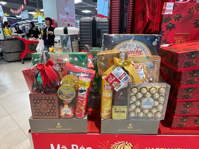 Người ti&ecirc;u d&ugrave;ng đổ x&ocirc; mua sắm ng&agrave;y cận Tết- Ảnh 7.