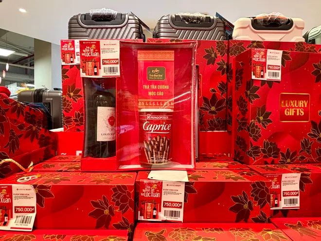 Người ti&ecirc;u d&ugrave;ng đổ x&ocirc; mua sắm ng&agrave;y cận Tết- Ảnh 4.