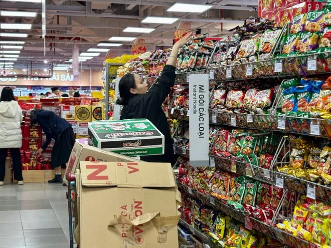 Người ti&ecirc;u d&ugrave;ng đổ x&ocirc; mua sắm ng&agrave;y cận Tết- Ảnh 17.