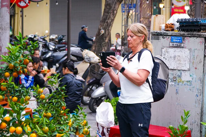 Phố phường Thủ đ&ocirc; ngập tr&agrave;n sắc xu&acirc;n  - Ảnh 10.