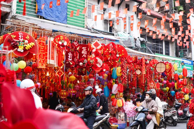 Phố phường Thủ đ&ocirc; ngập tr&agrave;n sắc xu&acirc;n  - Ảnh 17.