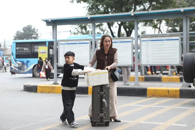 Người d&acirc;n hối hả rời Thủ đ&ocirc; về qu&ecirc; đ&oacute;n Tết- Ảnh 10.