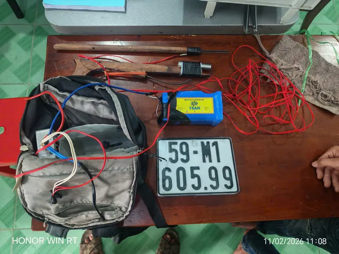 Video: Manh động nạn trộm ch&oacute; bằng s&uacute;ng điện v&agrave;o ban đ&ecirc;m - Ảnh 2.