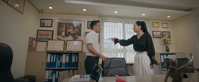 Đồng hồ đếm ngược - Tập 6: Gặp "thầy Lương 3 mắt", b&agrave; Tuyết tin m&igrave;nh bị oan hồn của chồng "&aacute;m"- Ảnh 18.