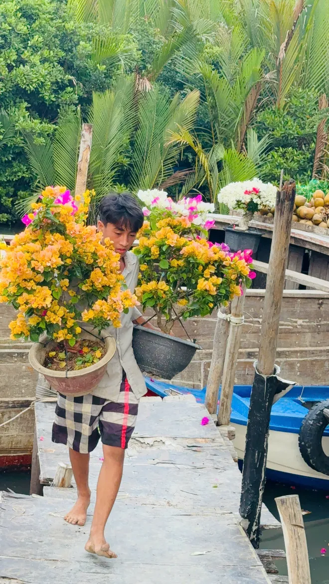 Chợ hoa Tết b&ecirc;n "bến muối" v&agrave; ng&agrave;y Xu&acirc;n ở ấp đảo Thiềng Liềng - Ảnh 4.