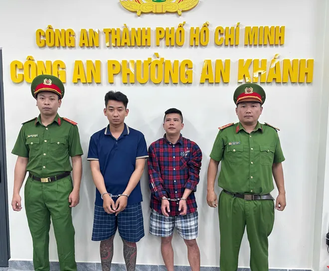 Video: Manh động nạn trộm ch&oacute; bằng s&uacute;ng điện v&agrave;o ban đ&ecirc;m - Ảnh 1.