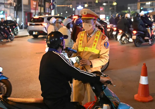 Hà Nội: Đồng loạt ra quân kiểm soát nồng độ cồn xuyên đêm - Ảnh 3.