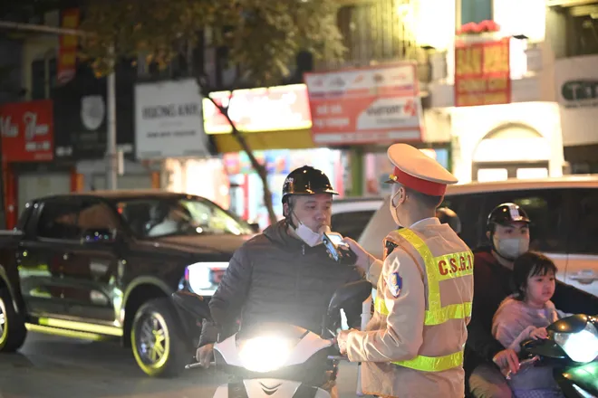 Hà Nội: Đồng loạt ra quân kiểm soát nồng độ cồn xuyên đêm - Ảnh 5.