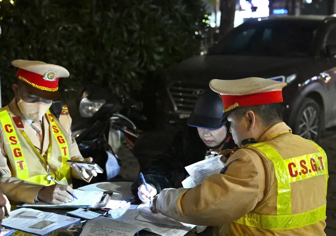 Hà Nội: Đồng loạt ra quân kiểm soát nồng độ cồn xuyên đêm - Ảnh 6.