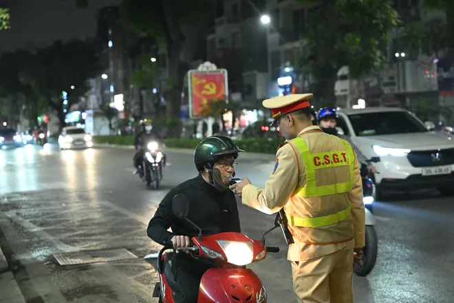 Hà Nội: Đồng loạt ra quân kiểm soát nồng độ cồn xuyên đêm - Ảnh 4.
