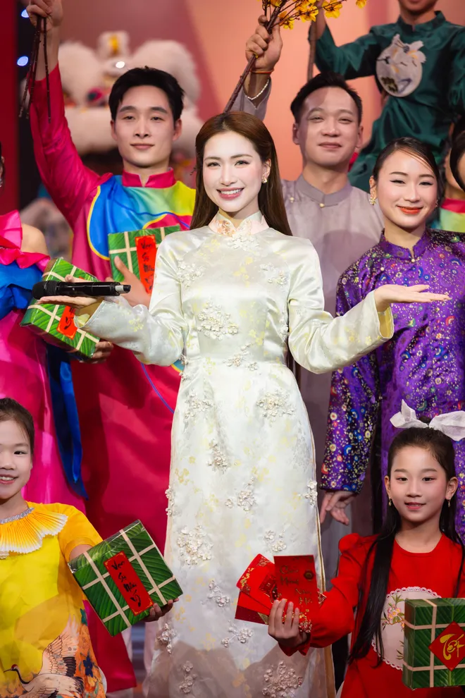 Ho&agrave; Minzy: Vẫn được xuất hiện tại Việc tử tế th&igrave; chắc một năm qua m&igrave;nh vẫn đang đi đ&uacute;ng hướng - Ảnh 1.