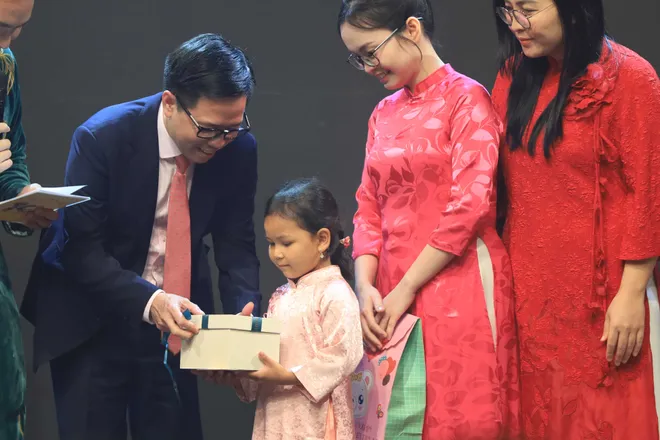 Gala Cặp l&aacute; y&ecirc;u thương 2026: &ldquo;Thập kỷ gieo mầm xanh&rdquo; v&agrave; 10 năm "Trao cơ hội đi học - Cho cơ hội đổi đời"- Ảnh 5.