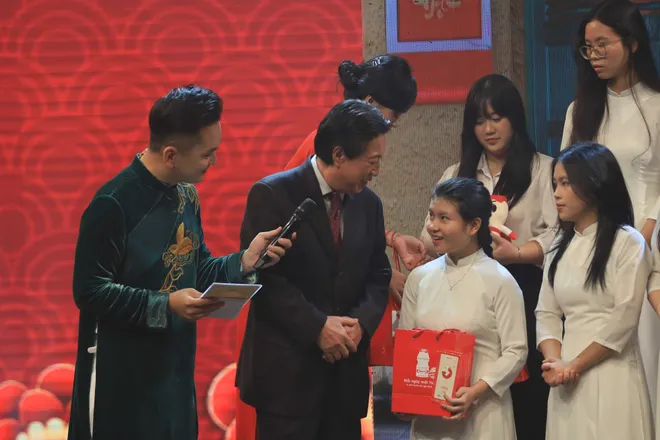 Gala Cặp l&aacute; y&ecirc;u thương 2026: &ldquo;Thập kỷ gieo mầm xanh&rdquo; v&agrave; 10 năm "Trao cơ hội đi học - Cho cơ hội đổi đời"- Ảnh 14.