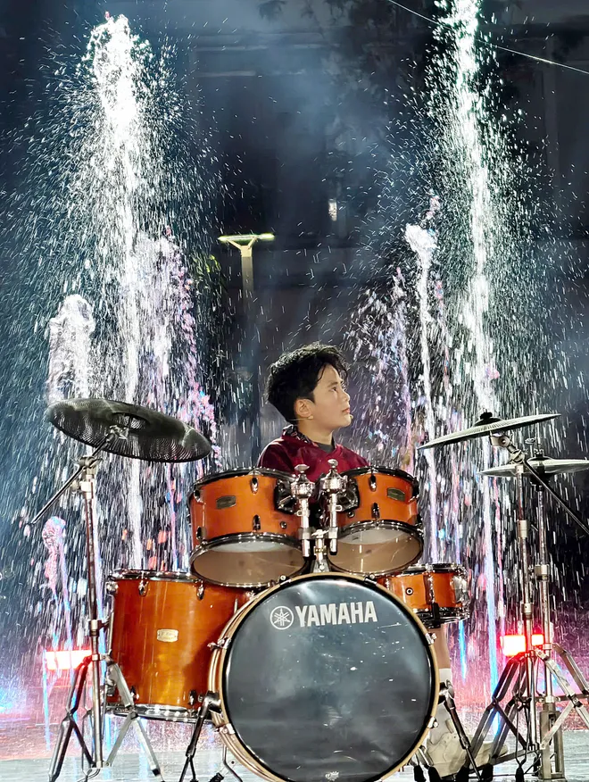 Diễn vi&ecirc;n nh&iacute; 'C&aacute;ch em 1 milimet' đ&agrave;n h&aacute;t khuấy động Gặp gỡ diễn vi&ecirc;n truyền h&igrave;nh 2026- Ảnh 7.