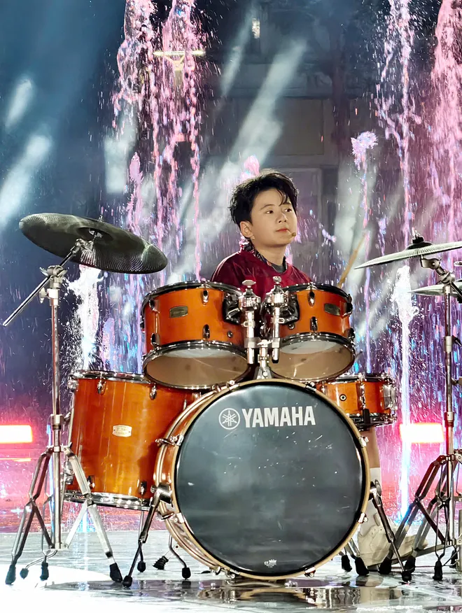 Diễn vi&ecirc;n nh&iacute; 'C&aacute;ch em 1 milimet' đ&agrave;n h&aacute;t khuấy động Gặp gỡ diễn vi&ecirc;n truyền h&igrave;nh 2026- Ảnh 8.