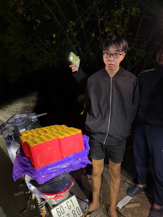 Công an xã Long Thành phối hợp triệt phá tụ điểm sản xuất, buôn bán pháo nổ trái phép- Ảnh 2. Công an xã Long Thành phối hợp triệt phá tụ điểm sản xuất, buôn bán pháo nổ trái phép- Ảnh 2.