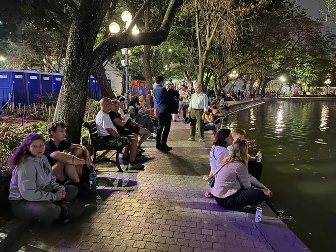 Người dân háo hức đổ về Hồ Gươm chờ khoảnh khắc pháo hoa đêm Giao thừa - Ảnh 5.