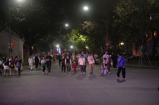 Người dân háo hức đổ về Hồ Gươm chờ khoảnh khắc pháo hoa đêm Giao thừa - Ảnh 6.