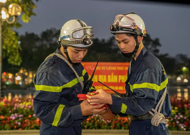 Người dân háo hức đổ về Hồ Gươm chờ khoảnh khắc pháo hoa đêm Giao thừa - Ảnh 17.