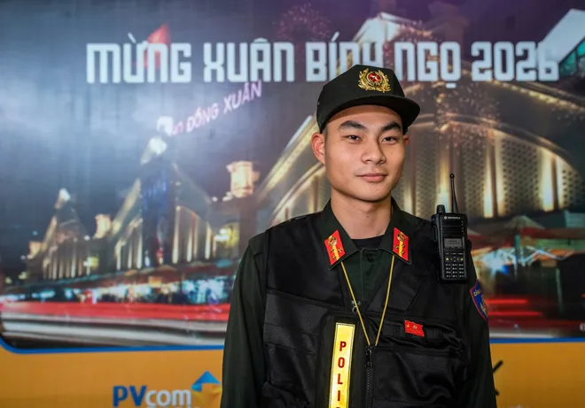 Người dân háo hức đổ về Hồ Gươm chờ khoảnh khắc pháo hoa đêm Giao thừa - Ảnh 13.