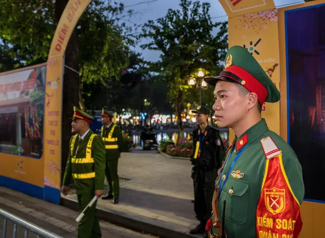 Người dân háo hức đổ về Hồ Gươm chờ khoảnh khắc pháo hoa đêm Giao thừa - Ảnh 14.