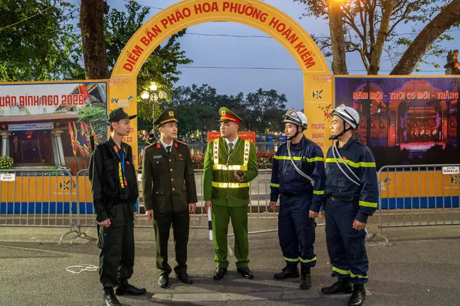 Người dân háo hức đổ về Hồ Gươm chờ khoảnh khắc pháo hoa đêm Giao thừa - Ảnh 15.