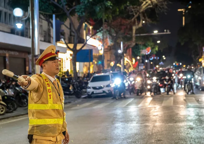 Người dân háo hức đổ về Hồ Gươm chờ khoảnh khắc pháo hoa đêm Giao thừa - Ảnh 10.