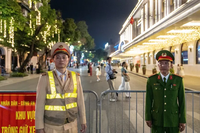 Người dân háo hức đổ về Hồ Gươm chờ khoảnh khắc pháo hoa đêm Giao thừa - Ảnh 11.