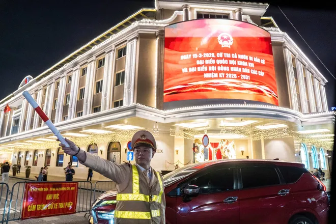 Người dân háo hức đổ về Hồ Gươm chờ khoảnh khắc pháo hoa đêm Giao thừa - Ảnh 9.