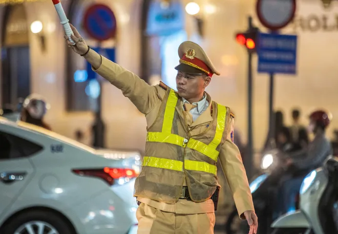 Người dân háo hức đổ về Hồ Gươm chờ khoảnh khắc pháo hoa đêm Giao thừa - Ảnh 8.