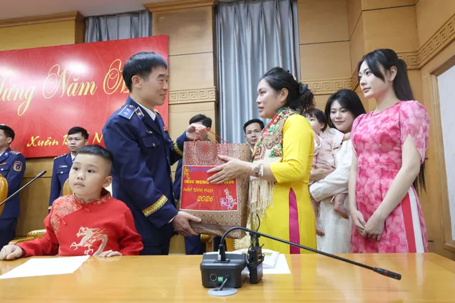 Cảnh s&aacute;t biển Việt Nam: Ăn Tết giữa tr&ugrave;ng khơi, giữ b&igrave;nh y&ecirc;n cho đất liền - Ảnh 7.