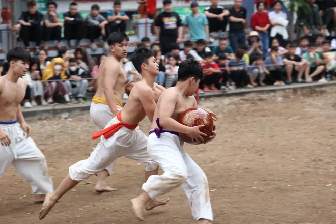 Kịch t&iacute;nh hội vật cầu b&ugrave;n đền Th&uacute;y Lĩnh: T&aacute;i hiện h&agrave;o kh&iacute; r&egrave;n qu&acirc;n thời L&yacute; - Ảnh 5.