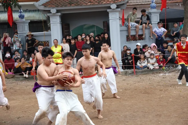 Kịch t&iacute;nh hội vật cầu b&ugrave;n đền Th&uacute;y Lĩnh: T&aacute;i hiện h&agrave;o kh&iacute; r&egrave;n qu&acirc;n thời L&yacute; - Ảnh 4.