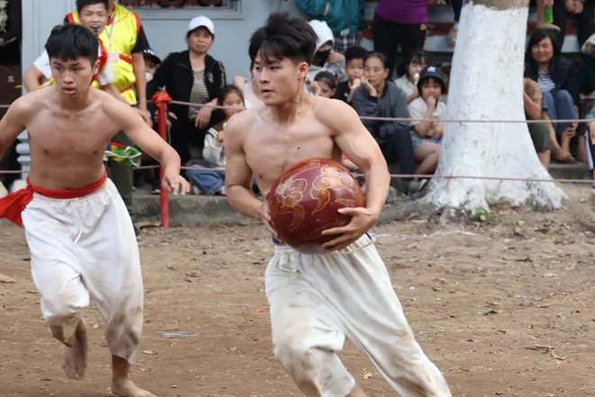 Kịch t&iacute;nh hội vật cầu b&ugrave;n đền Th&uacute;y Lĩnh: T&aacute;i hiện h&agrave;o kh&iacute; r&egrave;n qu&acirc;n thời L&yacute; - Ảnh 12.