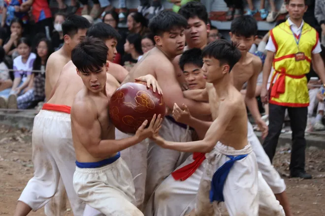 Kịch t&iacute;nh hội vật cầu b&ugrave;n đền Th&uacute;y Lĩnh: T&aacute;i hiện h&agrave;o kh&iacute; r&egrave;n qu&acirc;n thời L&yacute; - Ảnh 7.