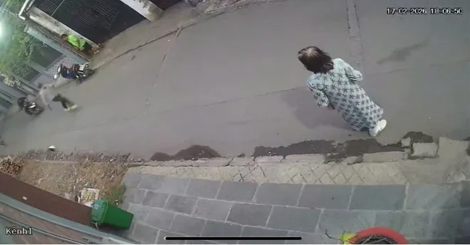 Bắt &ldquo;n&oacute;ng&rdquo; đối tượng tạt xăng đốt người, ch&eacute;m li&ecirc;n tiếp nạn nh&acirc;n nguy kịch- Ảnh 3.