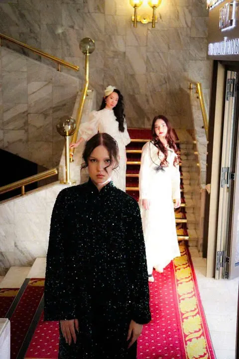 Phạm Thu H&agrave; lần đầu ti&ecirc;n tr&igrave;nh diễn tr&ecirc;n s&agrave;n catwalk tại Nga  - Ảnh 3.